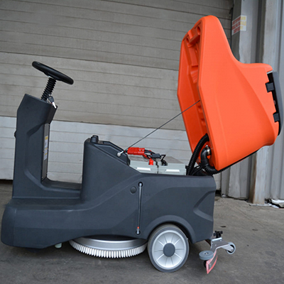 Поломоечная машина OXLIFT NR530 с управлением сидя Поломоечная машина OXLIFT NR530 с управлением сидя